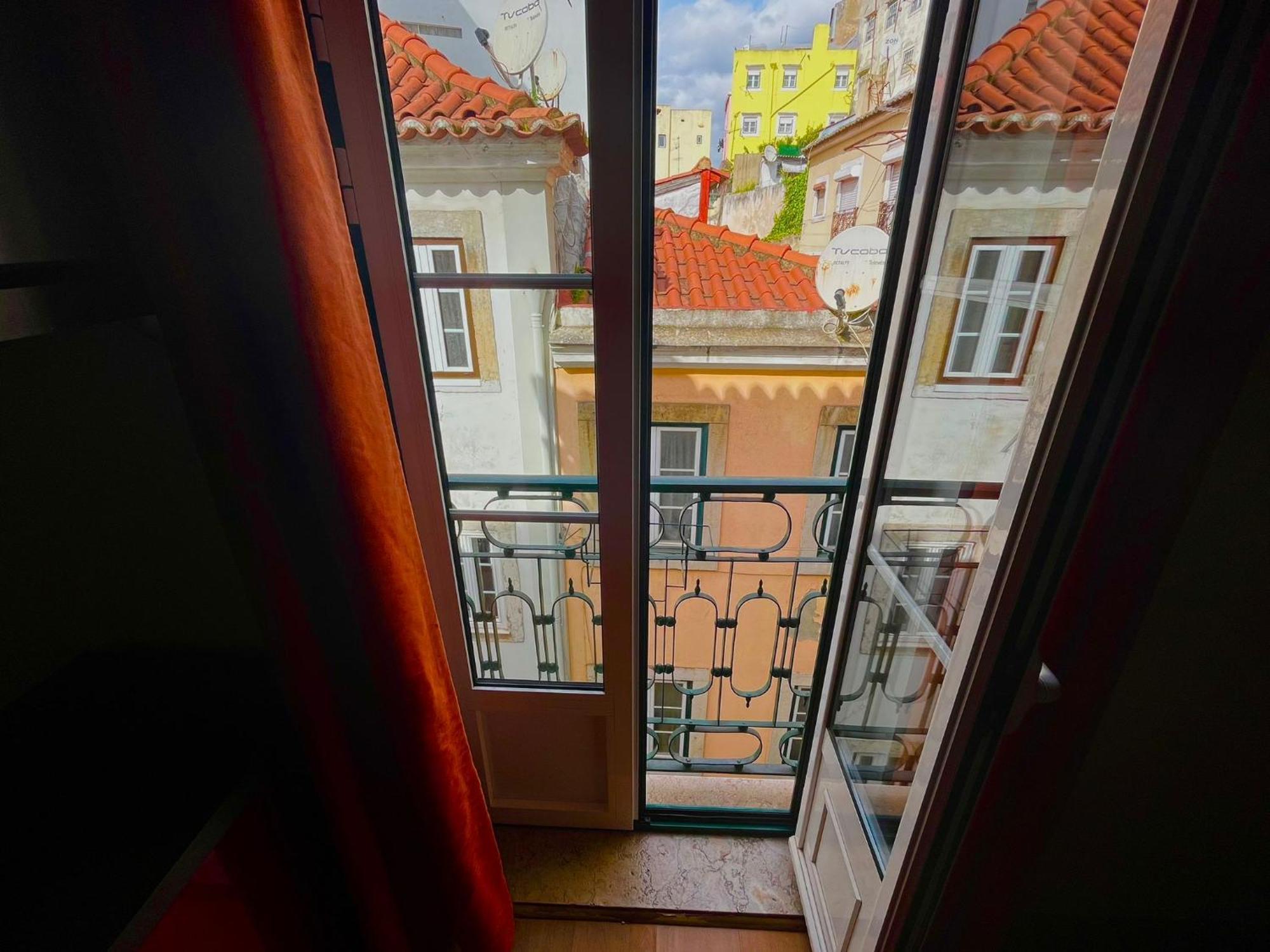 2 Bedroom, 2 Bathroom Apartment - Travessa Da Madalena Lisbon Luaran gambar